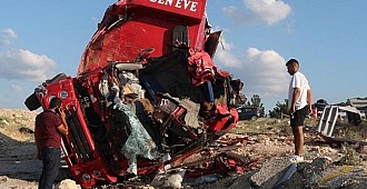Mersin'de kamyon devrildi: 4 ölü
