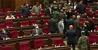Ermenistan Meclisi'nde Karabağ kavgası