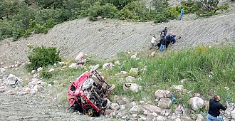 Minibüs uçuruma yuvarlandı 4 ölü