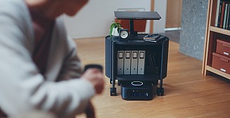 Japonya'da eşya taşıyan ev robotu…