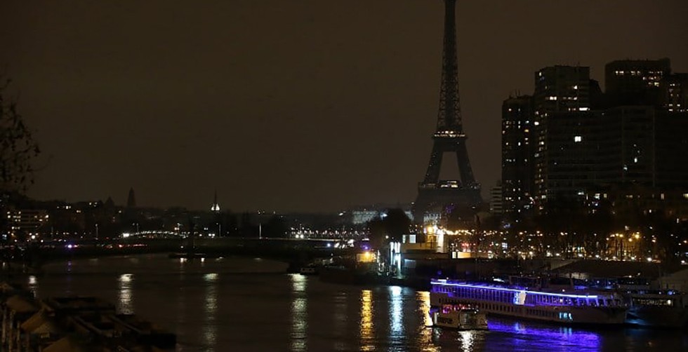 Paris'te birçok mahalle karanlığa…