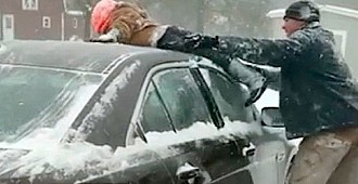 Arabasındaki karları çocuğuyla temizledi