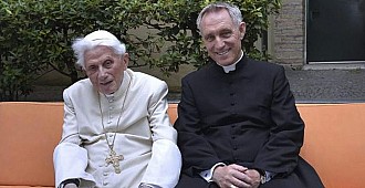 Yardımcısı eski Papa'nın birlikte…