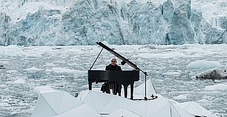 Buzullar üzerinde piyano resitali