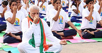 Hindistan Başbakanı Yoga seansında