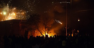 Göstericiler polis merkezini ateşe verdi