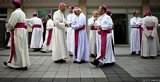Vatikan'da eşcinsel rahipler skandalı