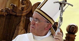 Papa'nın asası kırıldı, bantla…