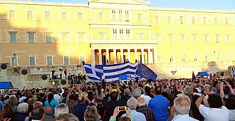 Atina'da Hükümet bıçak sırtında