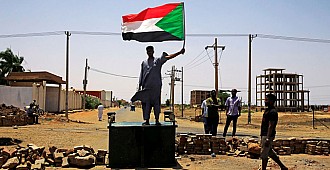 Sudan'da geçiş dönemi belgesi imzalandı