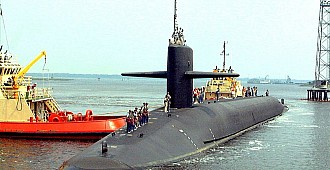 Nükleer denizaltı yük gemisiyle çarpıştı