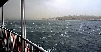İstanbul'da fırtına, seferler durdu!..