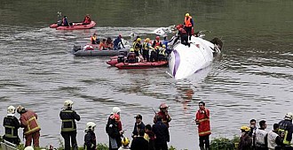 Uçak nehire düştü: 11 ölü