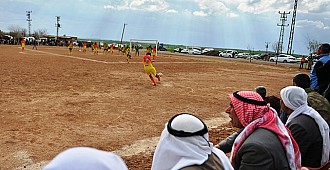 Suriye sınırında köylülerin futbol…