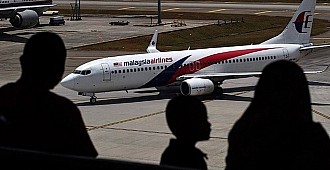 Kayıp Malezya uçağının kanadı bulundu
