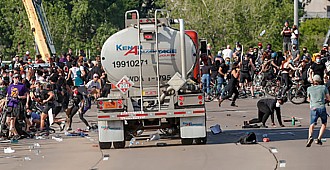 Tankeri protestocuların üzerine sürdü