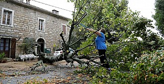 Korsika Adası'ndaki fırtınada 6…