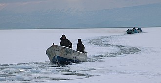Tekneleri batınca buz kütlesine çıkarak…