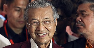 Malezya'da muhalefet seçimi kazandı