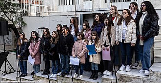 Atina'da çocuk korosu depremzedeler…