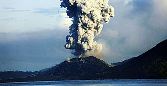Papua Yeni Gine'de yanardağ patladı