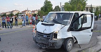 Servis minibüsü kaza yaptı: 25 yaralı