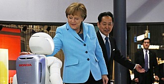 Merkel ile Asimo el ele