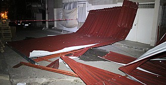 İzmir'de fırtına çatıları uçurdu
