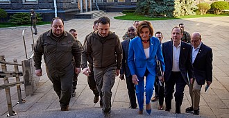 Pelosi Kiev'de Zelenski'yle görüştü
