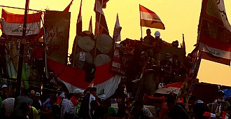 İran Konsolosluğuna Irak bayrağı asıldı