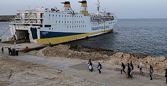 Göçmenler Lampedusa'dan tahliye ediliyor