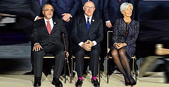 Maliye Bakanı'nın mor çorapları…
