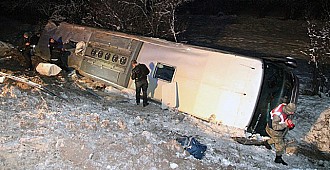 Yolcu otobüsü devridi: 1 ölü, 49 yaralı