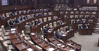 Moldova'da Meclis direniyor
