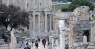 Efes antik kentinde yemekli düğün!..