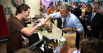 Eşcinsel kasiyer Obama'yı şoka soktu!..