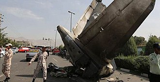 İran'da uçak yolun ortasına düştü
