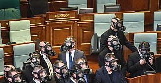 Meclise gaz maskesiyle geldiler