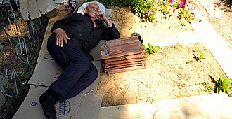 Eşinin mezarında yatıyor