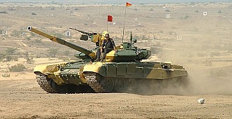 Azeri tankları Karabağ'ı topa tuttu