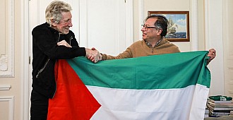 Ünlü müzisyen dev Filistin bayrağı…