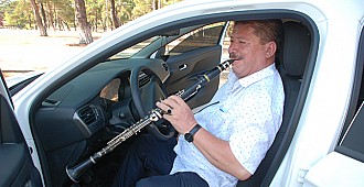 Hayalindeki otomobili almaya klarnet çalarak…