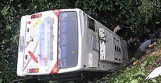 Minibüs uçuruma yuvarlandı: 10 ölü