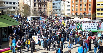 Almanya'da kısıtlama protestosu