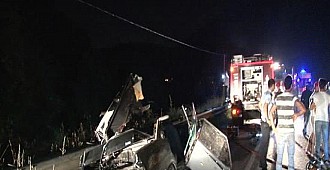 Otomobil kamyona çarptı, 2 ölü