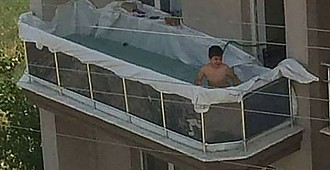 Balkonu havuza çevirdi