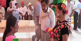 Belediye başkanı timsah yavrusuyla evlendi