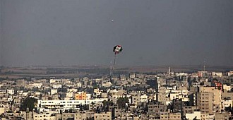 Bombalar arasında Filistin uçurtması