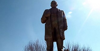 Lenin heykelini imamlar tamir ettirdi!..