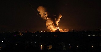 İsrail, Gazze'de apartmanı vurdu:…